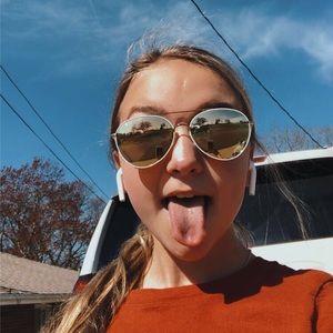 Meet your Posher, Olivia